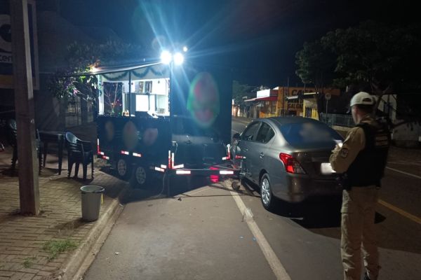 Imagem referente a notícia: Motorista embriagado e sem CNH é preso após colidir com trailer de lanche no Jardim Clarito em Cascavel