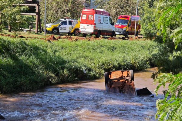 Imagem referente a notícia: Carro com três crianças cai dentro de rio e condutora morre após resgate em Toledo