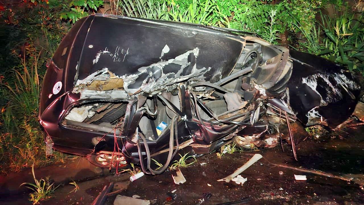 Jovem fica ferida após violenta colisão entre Corsa e caminhão na PR-585, em Toledo