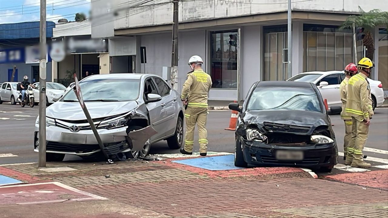 Colisão entre Corolla e Corsa deixa duas pessoas feridas no Centro de Cascavel