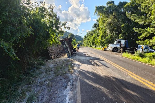 Imagem referente a notícia: Caminhão tomba na PR-484 e deixa motorista ferido em Boa Vista da Aparecida
