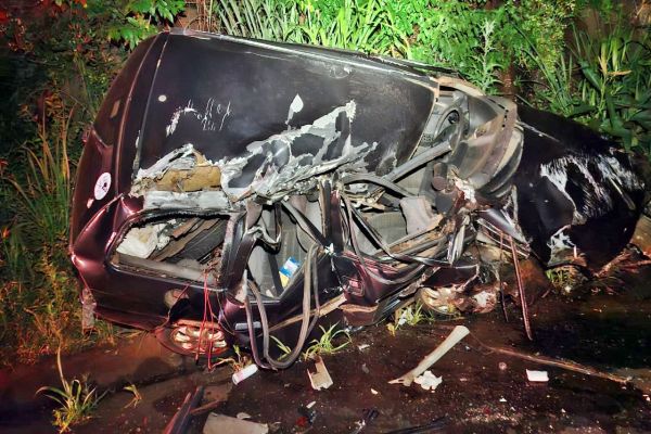 Jovem fica ferida após violenta colisão entre Corsa e caminhão na PR-585, em Toledo