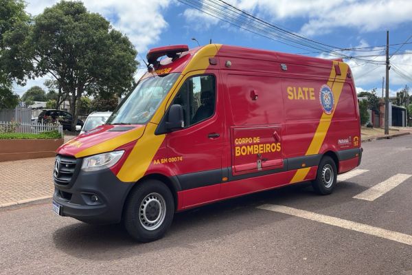 Acidente entre carro e moto deixa jovem ferido no bairro Morumbi, em Cascavel