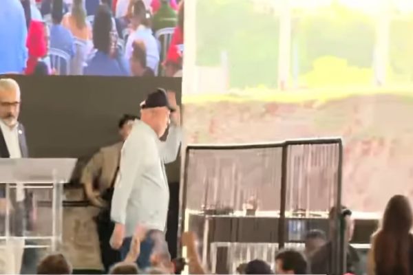 Lula abandona discurso na abertura da Ponte da Integração após microfone falhar