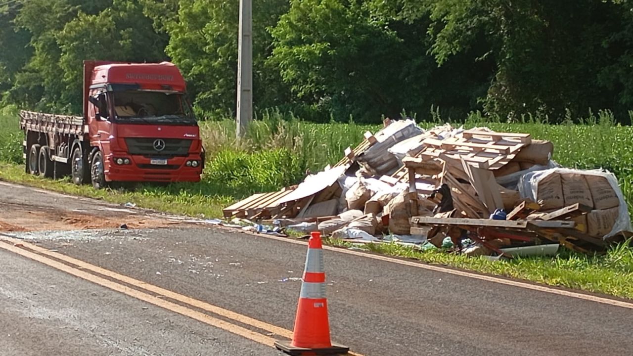Caminhão tomba na PR-364 entre Palotina e Terra Roxa e deixa motorista ferido