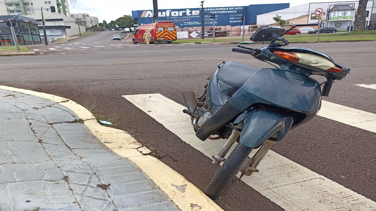 Colisão entre moto e carro deixa dois feridos na Avenida Tancredo Neves, em Cascavel