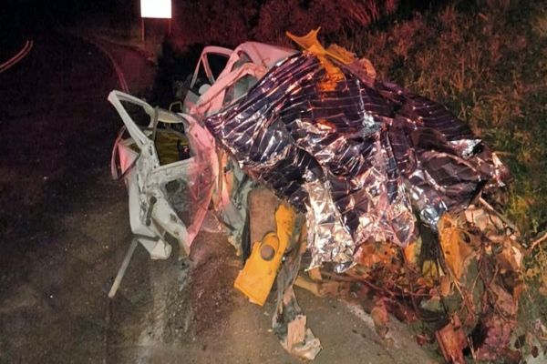 Imagem referente a notícia: Casal morre em violenta colisão entre Gol e Caminhão na BR-153, em General Carneiro