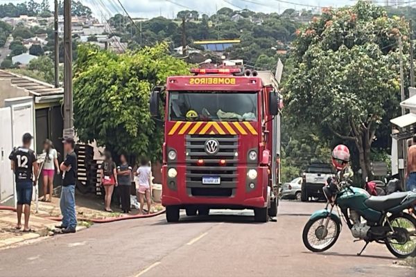 Imagem referente a notícia: Incêndio atinge telhado de residência no Bairro Morumbi, em Cascavel