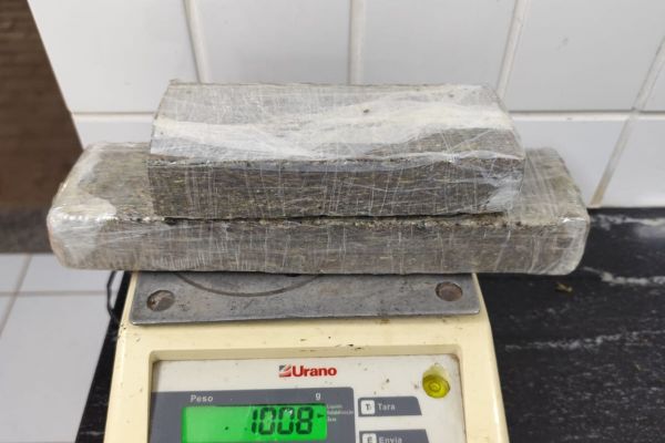 Imagem referente a notícia: PM prende jovem e apreende mais de 1 kg de maconha no bairro Esmeralda