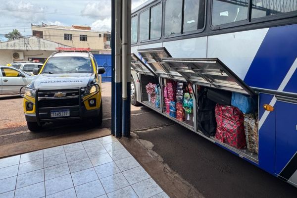 Imagem referente a notícia: Ônibus com mercadorias do Paraguai é apreendido na BR-369 em Ubiratã
