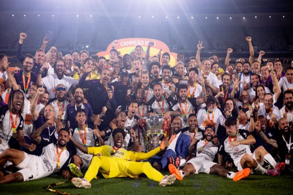 Imagem referente a notícia: Corinthians vence Vasco e conquista tetracampeonato da Copa do Brasil