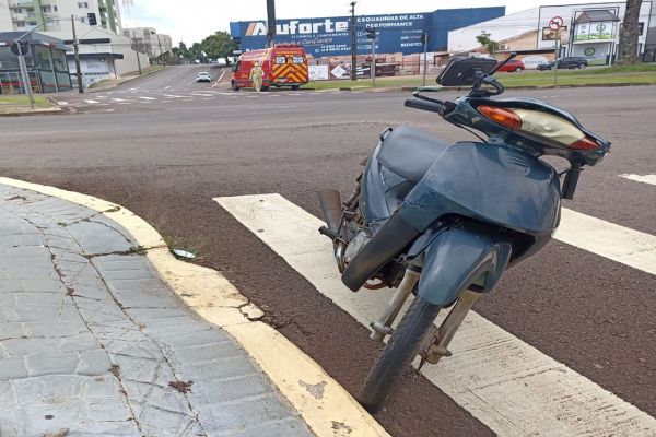 Imagem referente a notícia: Colisão entre moto e carro deixa dois feridos na Avenida Tancredo Neves, em Cascavel