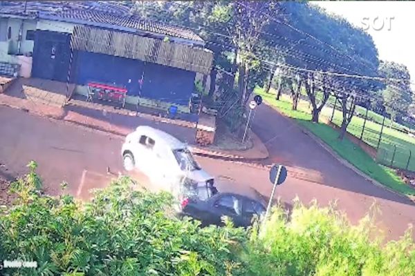 Imagem referente a notícia: Câmera de segurança flagra forte colisão e acidente mobiliza equipes de socorro em Cascavel