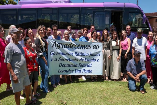Imagem referente a notícia: Corbélia recebe ônibus adaptado para idosos e veículo para o Conselho da Mulher