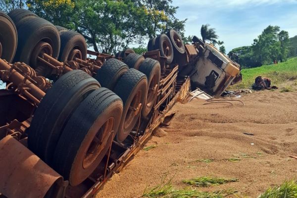 Imagem referente a notícia: Caminhão tomba na PR-488 e deixa duas pessoas feridas em Diamante do Oeste