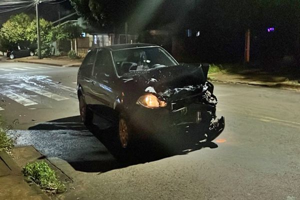 Colisão entre Palio e Fiorino deixa condutor ferido no bairro Periolo, em Cascavel