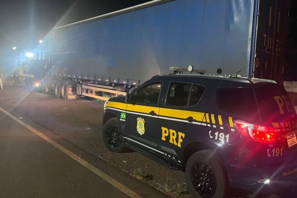 PRF flagra caminhão com condutor embriagado após denúncia de usuário na BR-277