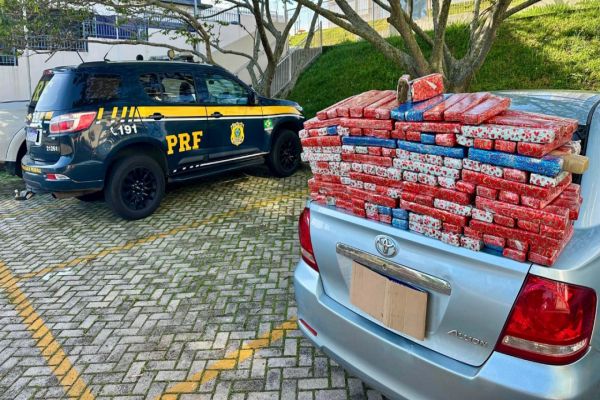 No Paraná, PRF apreende 132 quilos de maconha embulhados para o Natal
