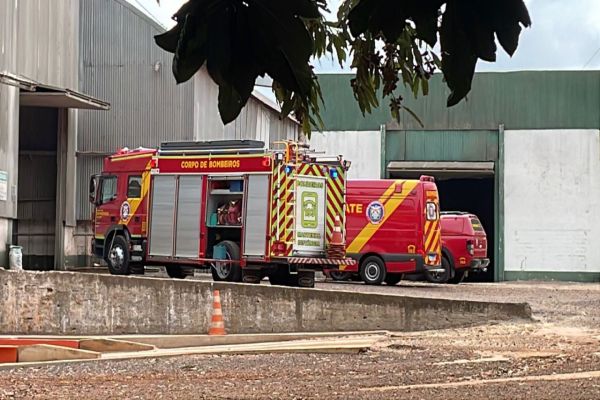Bombeiros realizam resgate delicado e salvam trabalhador soterrado por milho na BR-277, em Cascavel