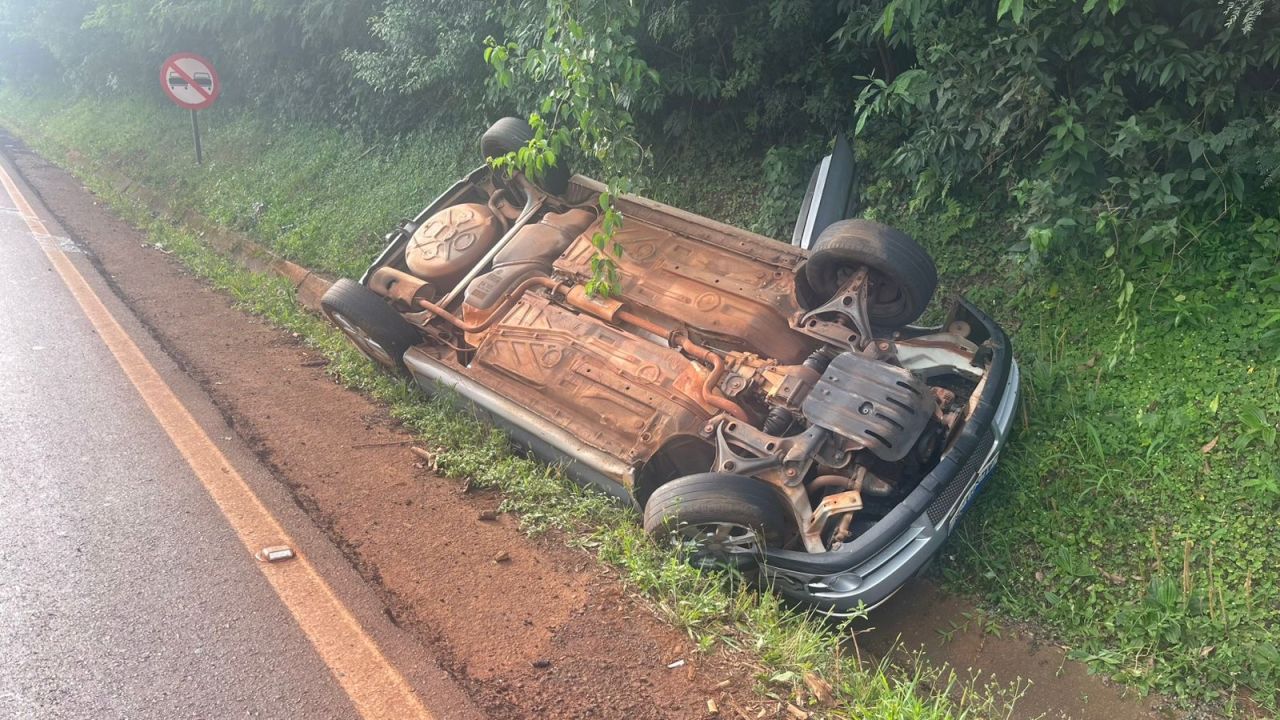 Capotamento é registrado na PR-573 em Corbélia
