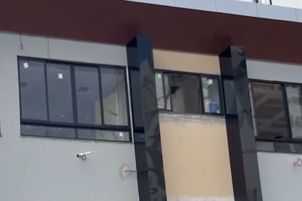 Imagem referente a notícia: Homem morre após sofrer choque elétrico em cobertura de prédio no Centro de Cascavel