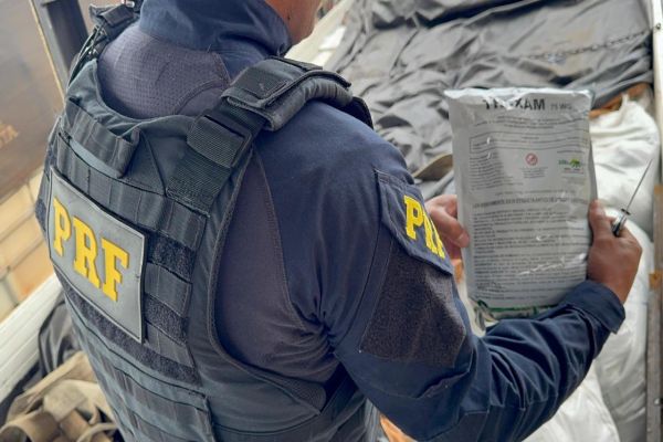 Imagem referente a notícia: PRF apreende mais de uma tonelada de agrotóxicos em Alto Paraíso, na divisa do PR com MS