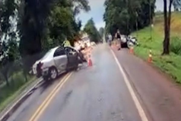 Imagem referente a notícia: Acidente grave na PR-182 mata cinco pessoas na véspera de Natal no sudoeste do Paraná