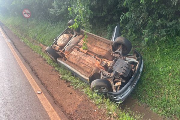 Capotamento é registrado na PR-573 em Corbélia