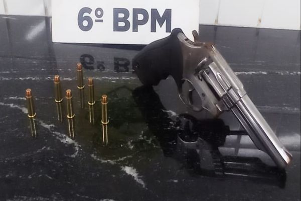 Imagem referente a notícia: Homem é preso por porte ilegal de arma de fogo na BR-467, em Cascavel