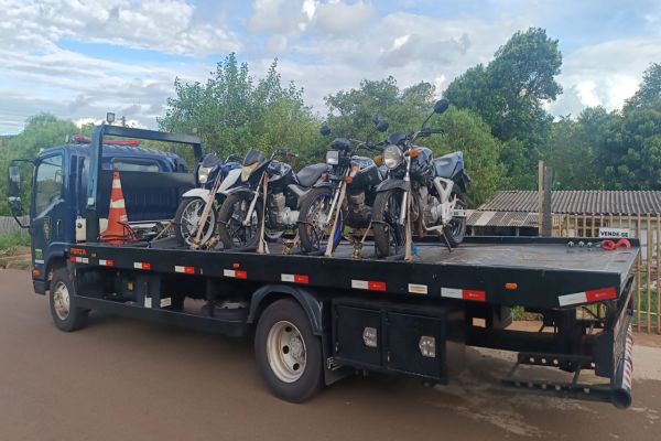 PM flagra tráfico, apreende drogas e recolhe motos após denúncias de manobras perigosas em Cascavel