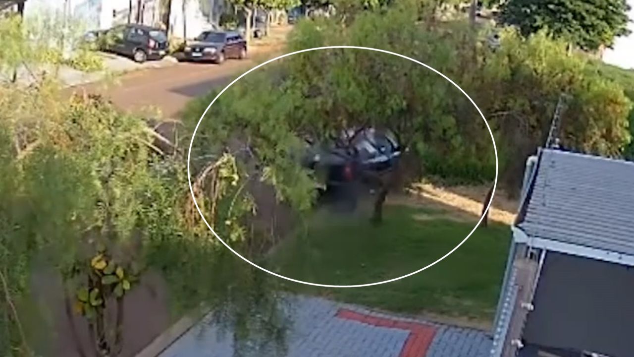 Carro colide com poste em cruzamento do bairro Esmeralda, em Cascavel