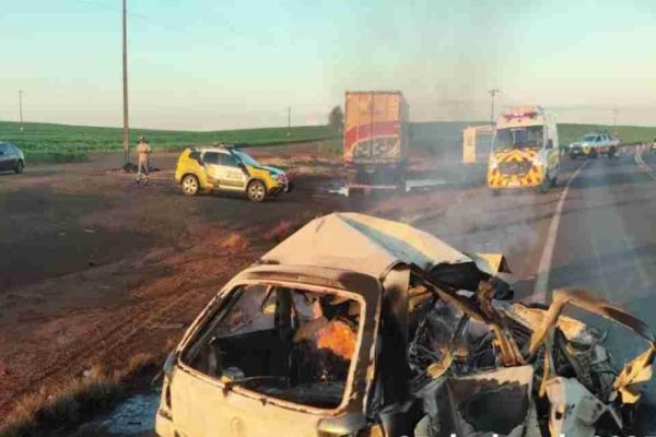 Imagem referente a notícia: Homem morre em grave colisão entre carro e caminhão na PR-323, em Sertaneja