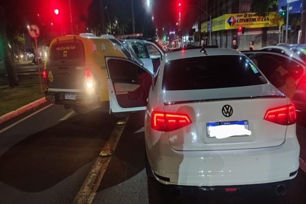 Imagem referente a notícia: Jetta é apreendido após infração de trânsito na Avenida Brasil, em Cascavel