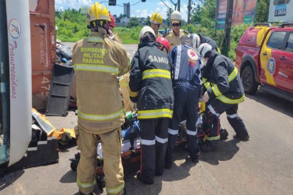 Imagem referente a notícia: Caminhão da coleta seletiva tomba em cruzamento de Maringá e motorista fica gravemente ferido