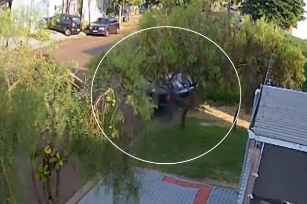 Carro colide com poste em cruzamento do bairro Esmeralda, em Cascavel