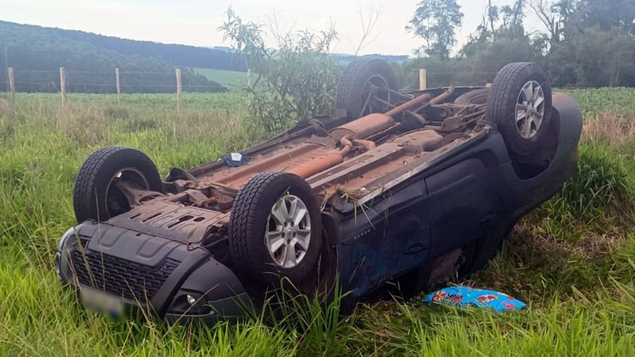 Saída de pista seguida de capotamento deixa duas pessoas feridas na BR-376 em Ponta Grossa