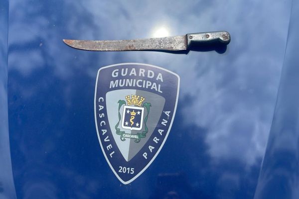 Imagem referente a notícia: Homem é preso após ameaçar companheira com facão no Bairro Cascavel Velho