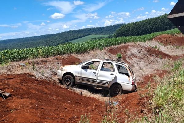 Imagem referente a notícia: Veículo sai da pista após sinistro na PR-180, em Cascavel