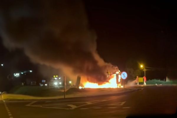 Imagem referente a notícia: Ônibus é destruído por incêndio na BR-277, no Paraná