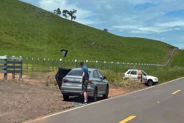 Imagem referente a notícia: Acidente entre dois carros é registrado na PR-484, em Três Barras do Paraná