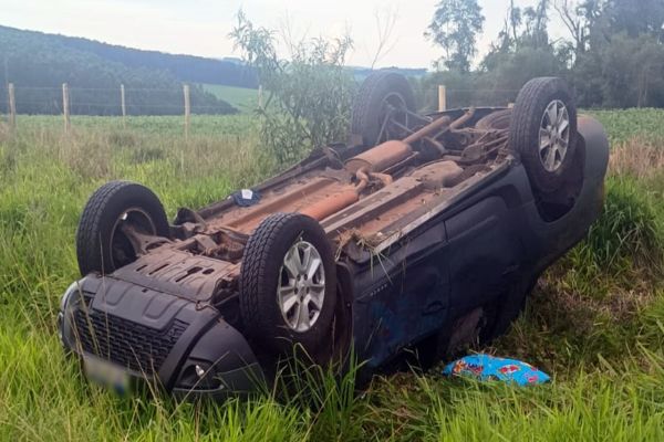 Saída de pista seguida de capotamento deixa duas pessoas feridas na BR-376 em Ponta Grossa