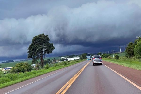 Imagem referente a notícia: Nuvens carregadas já chegam a Cascavel e Simepar prevê semana de chuva