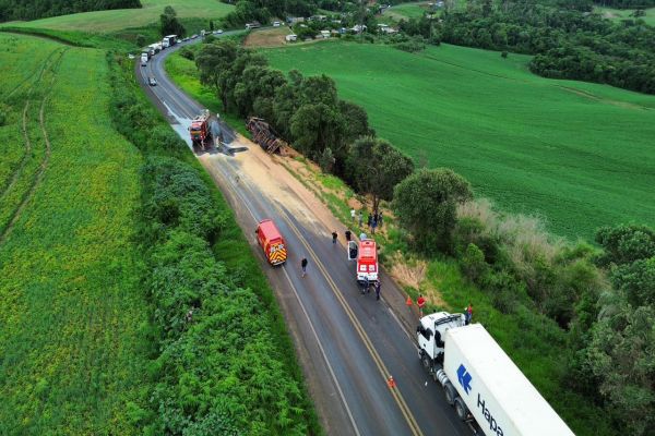 Tombamento de caminhão mobiliza Bombeiros e SAMU no interior de Coronel Vivida