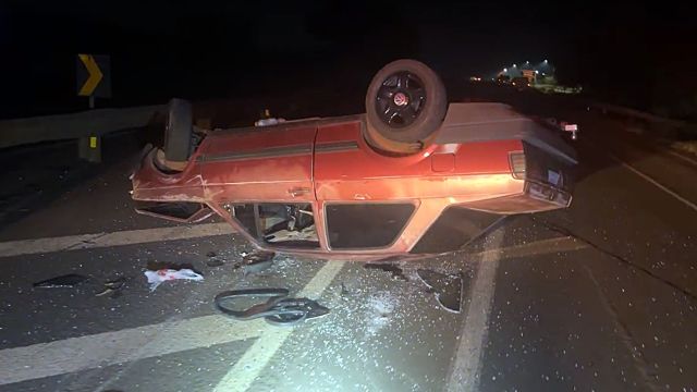 Voyage capota e motorista fica ferido na BR-369 em Corbélia