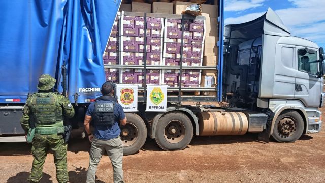 BPFRON apreende carga milionária de cigarros eletrônicos escondida em carreta em Cascavel