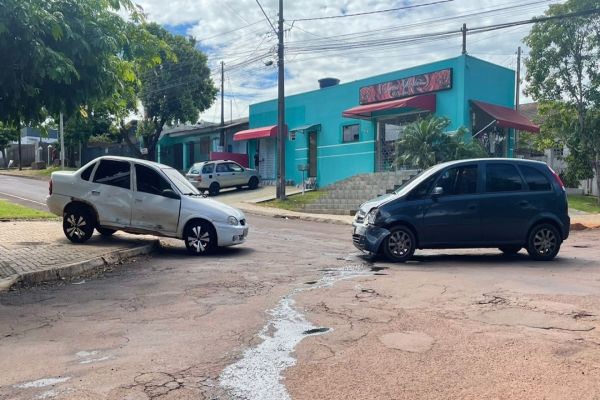 Imagem referente a notícia: Colisão entre dois carros é registrada no Jardim Alvorada, em Cascavel