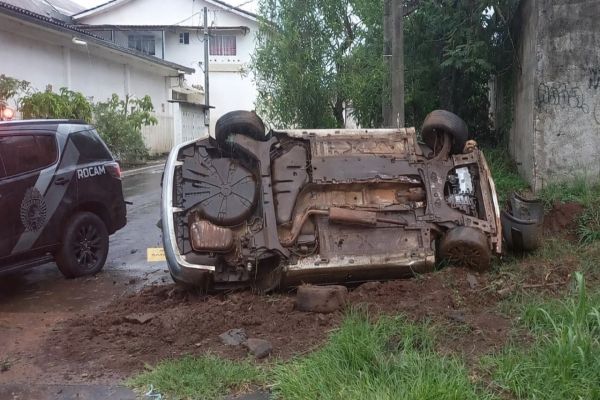 Imagem referente a notícia: Assalto a hotel termina em perseguição, troca de tiros e prisão de quatro suspeitos em Foz do Iguaçu