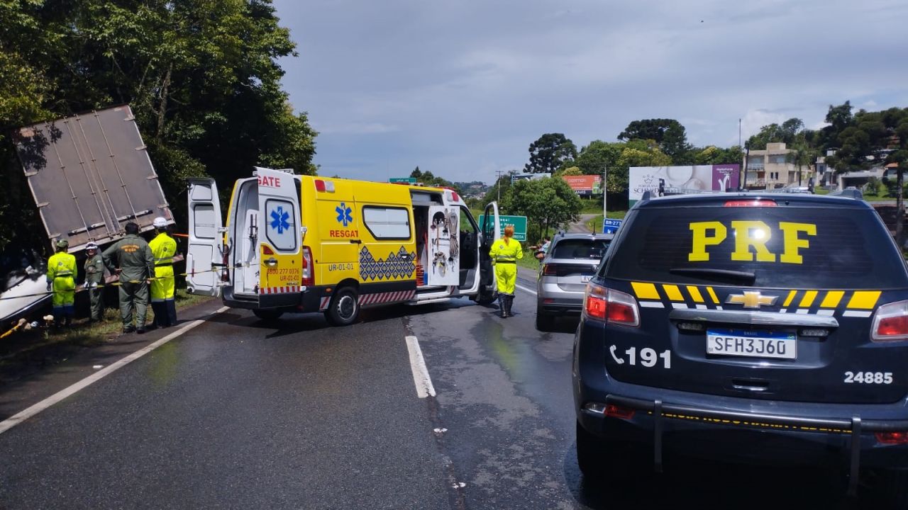 Caminhão sai da pista e deixa motorista gravemente ferido na BR-277, em Balsa Nova
