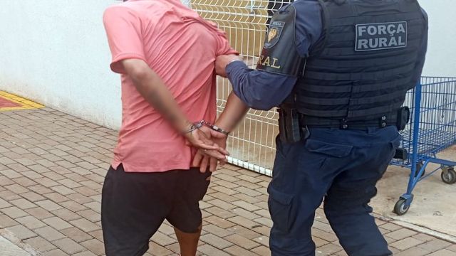 Imagem referente a notícia: Tentou sair cheiroso, mas acabou algemado: homem é detido após furto em supermercado de Cascavel