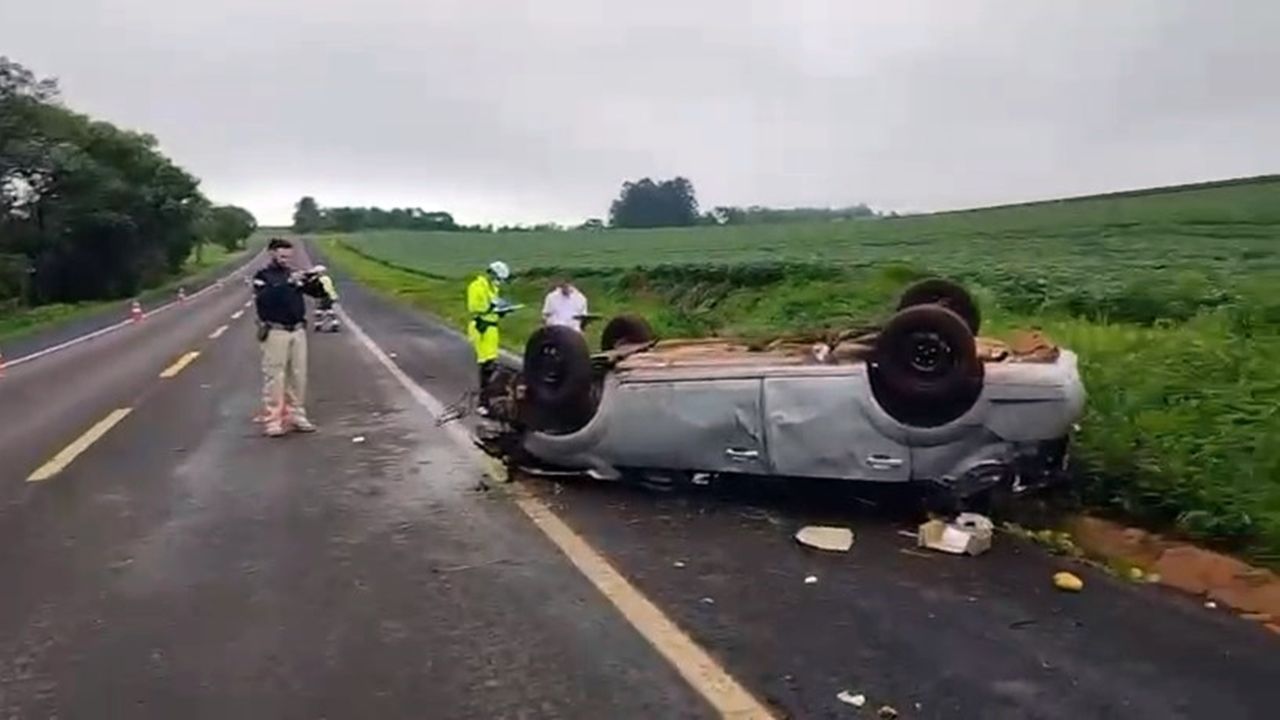Família fica ferida após capotamento na BR-277, em Cascavel